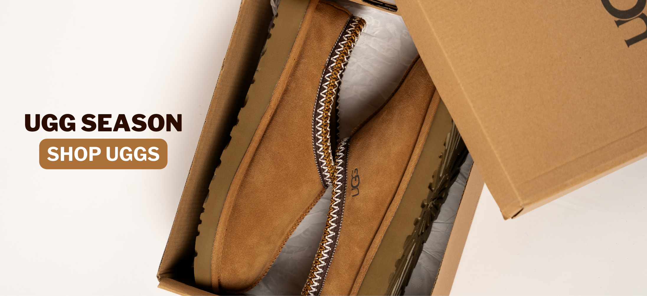 Ugg Tasman liggende i deres kasse med teksten "Ugg season" hvilket betyder at det er nu man skal have Uggs.