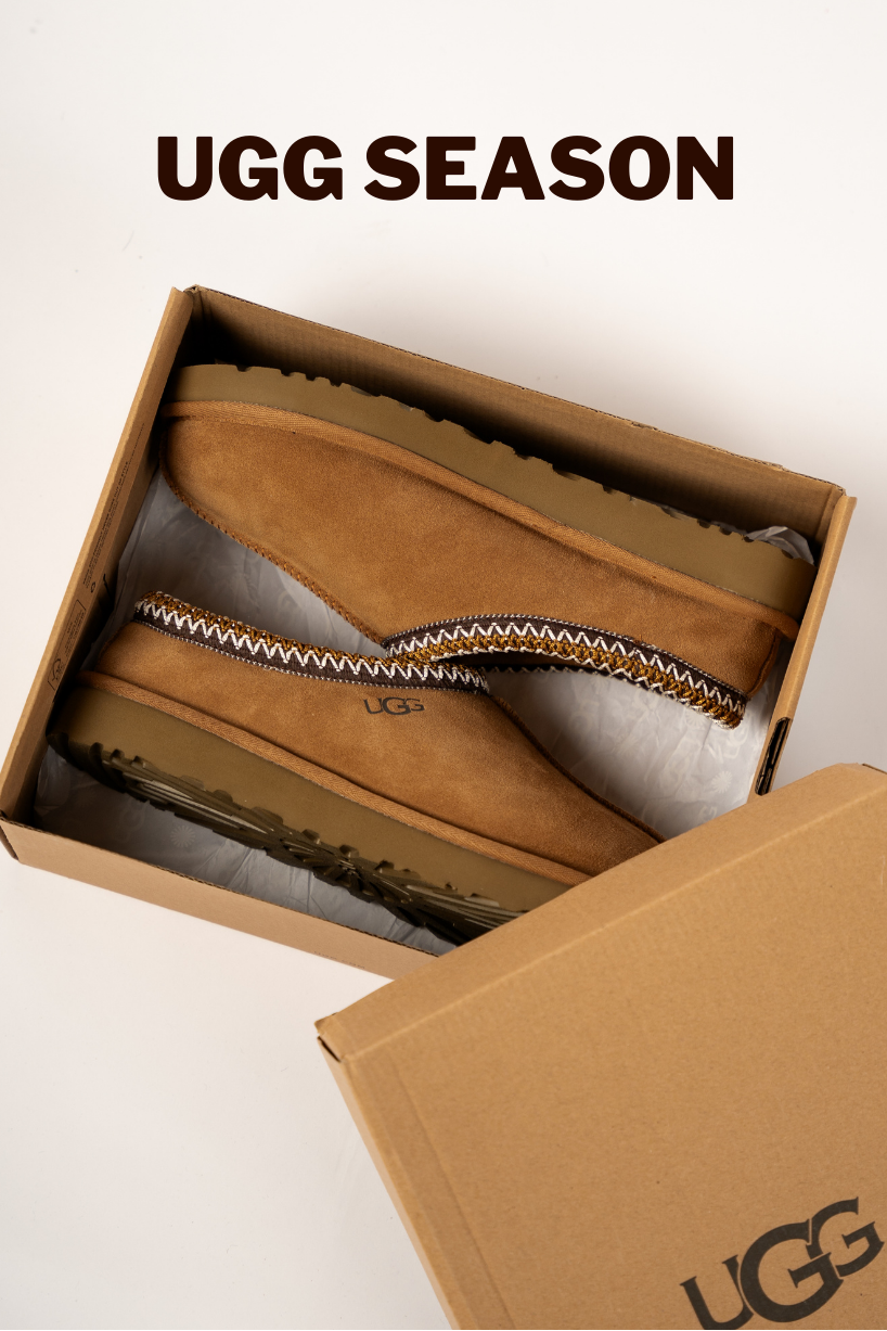 Ugg tasman liggende i sko kassen, med skriften "Ugg season" over, hvilket betyder at det er sæson for Uggs nu.
