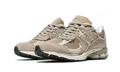 2002r-protection-pack-beige-raven-sneakers