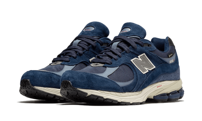 2002r-gore-tex-navy-arctic-grey-raven-sneakers