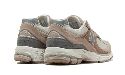 2002r-driftwood-sandstone-raven-sneakers