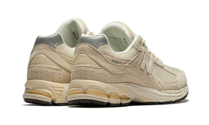 2002r-calm-taupe-raven-sneakers