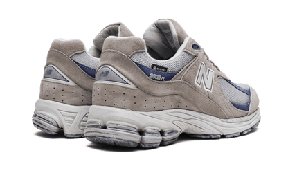 2002r-gore-tex-light-grey-raven-sneakers