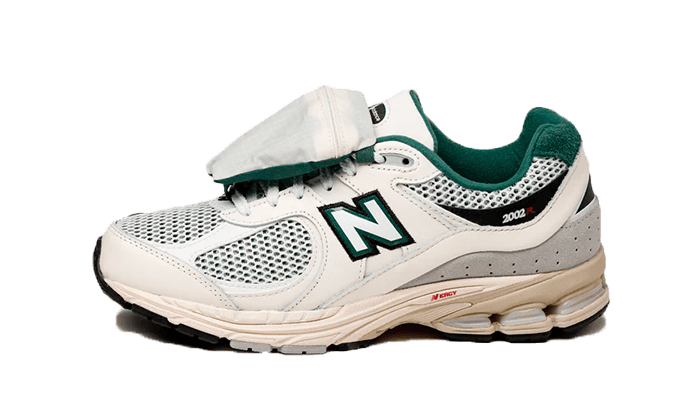 2002r-sea-salt-vintage-teal-raven-sneakers