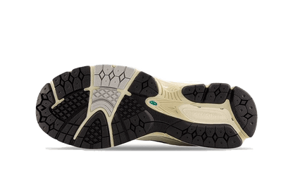 2002r-sea-salt-vintage-teal-raven-sneakers