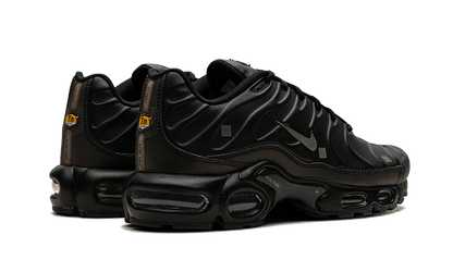 air-max-plus-a-cold-wall-black-raven-sneakers