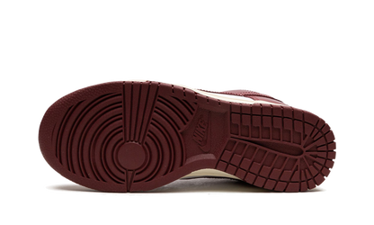 dunk-low-prm-team-red-raven-sneakers